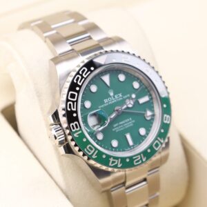 Pre-owned automatic dress watch with classic dial