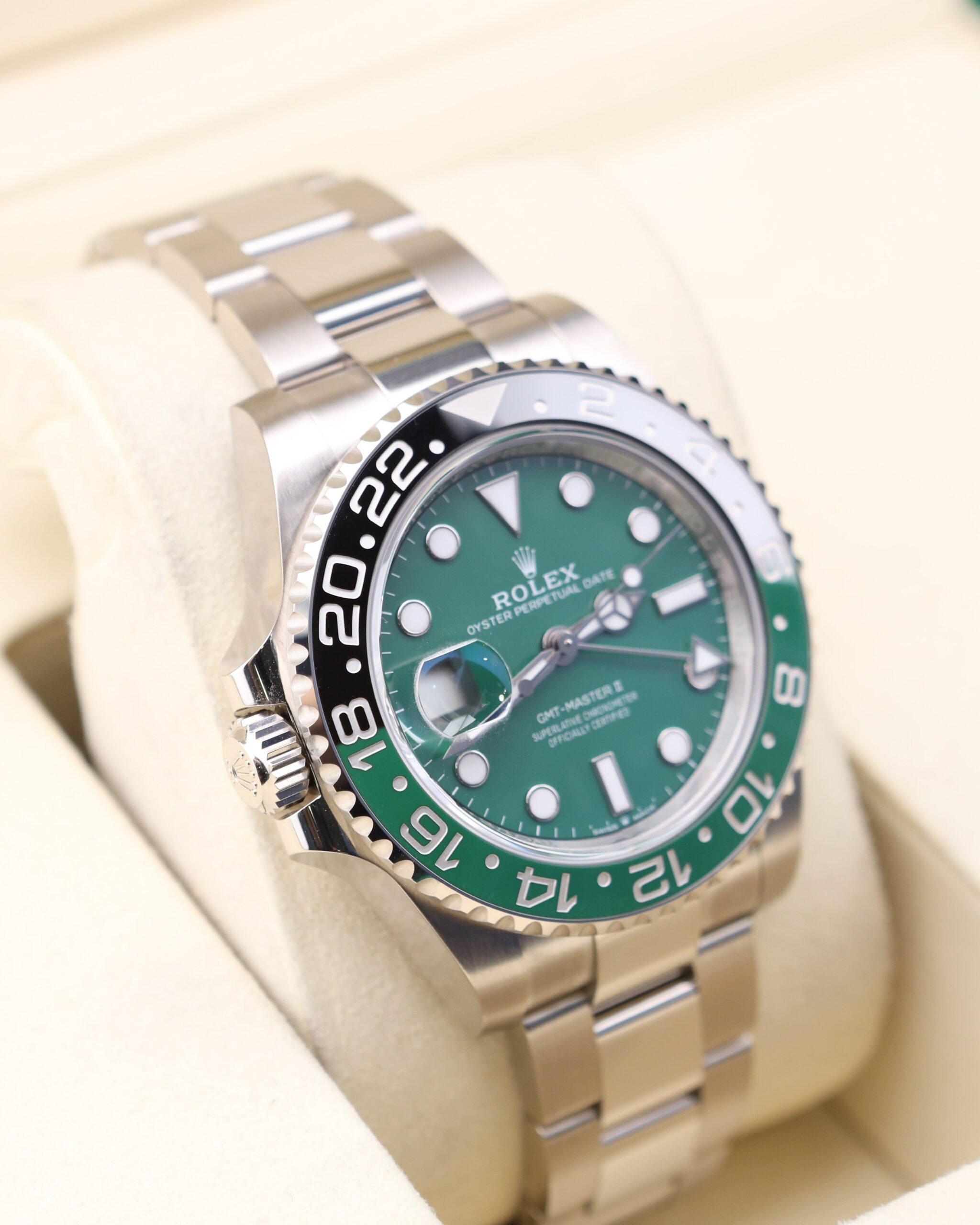 Pre-owned automatic dress watch with classic dial