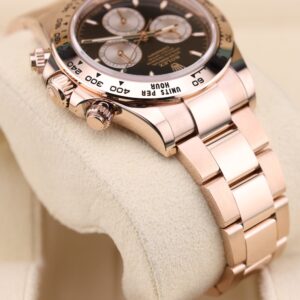 Vintage diver mechanical watch with bold dial