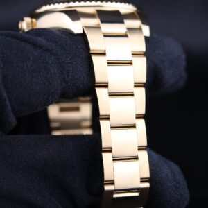 Vintage diver mechanical watch with bold design