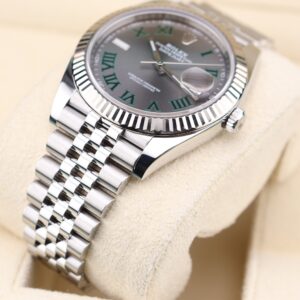 Vintage diver mechanical watch with bold dial