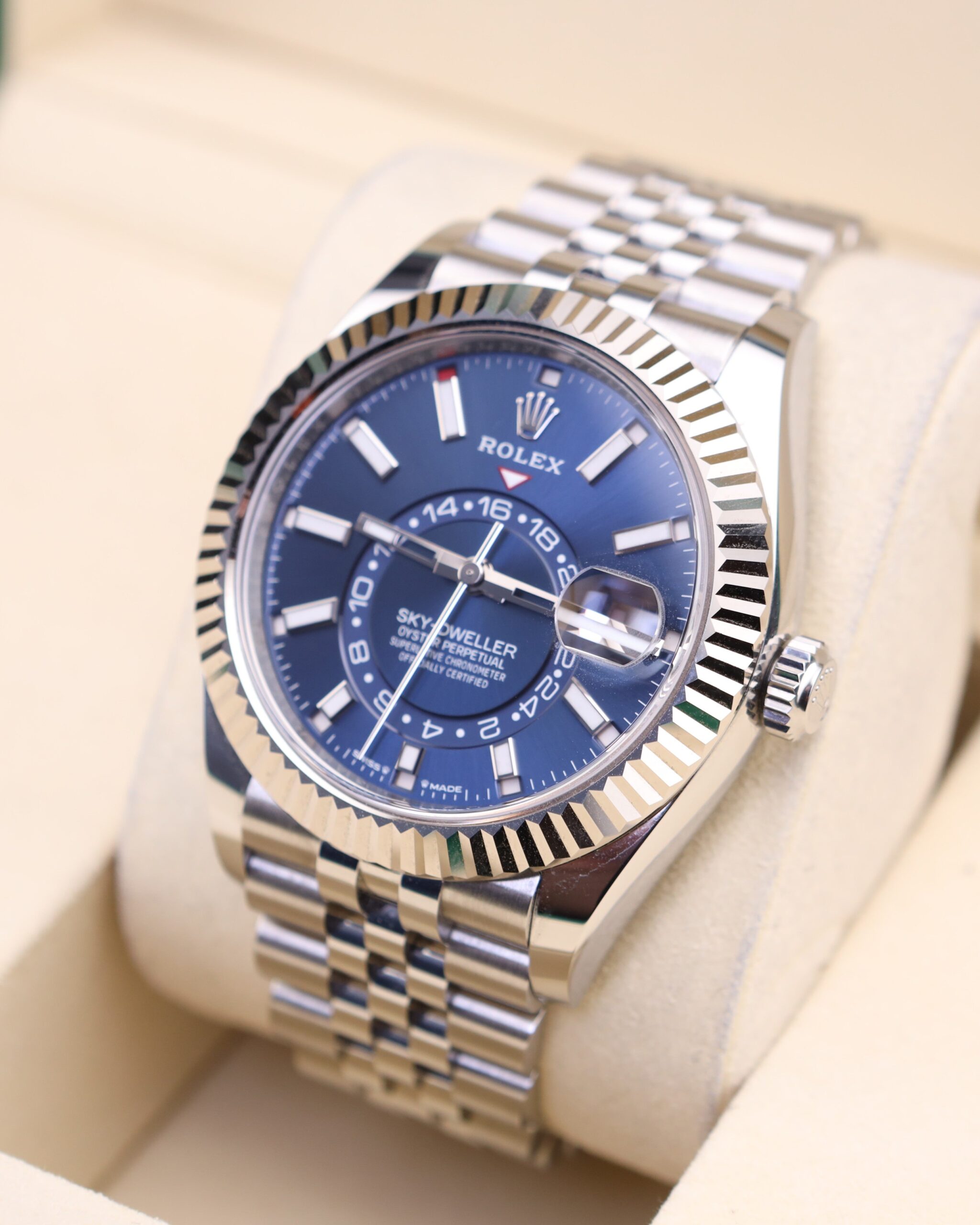 Pre-owned moonphase wrist watch for collectors