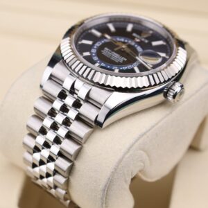 Vintage diver mechanical watch with bold dial