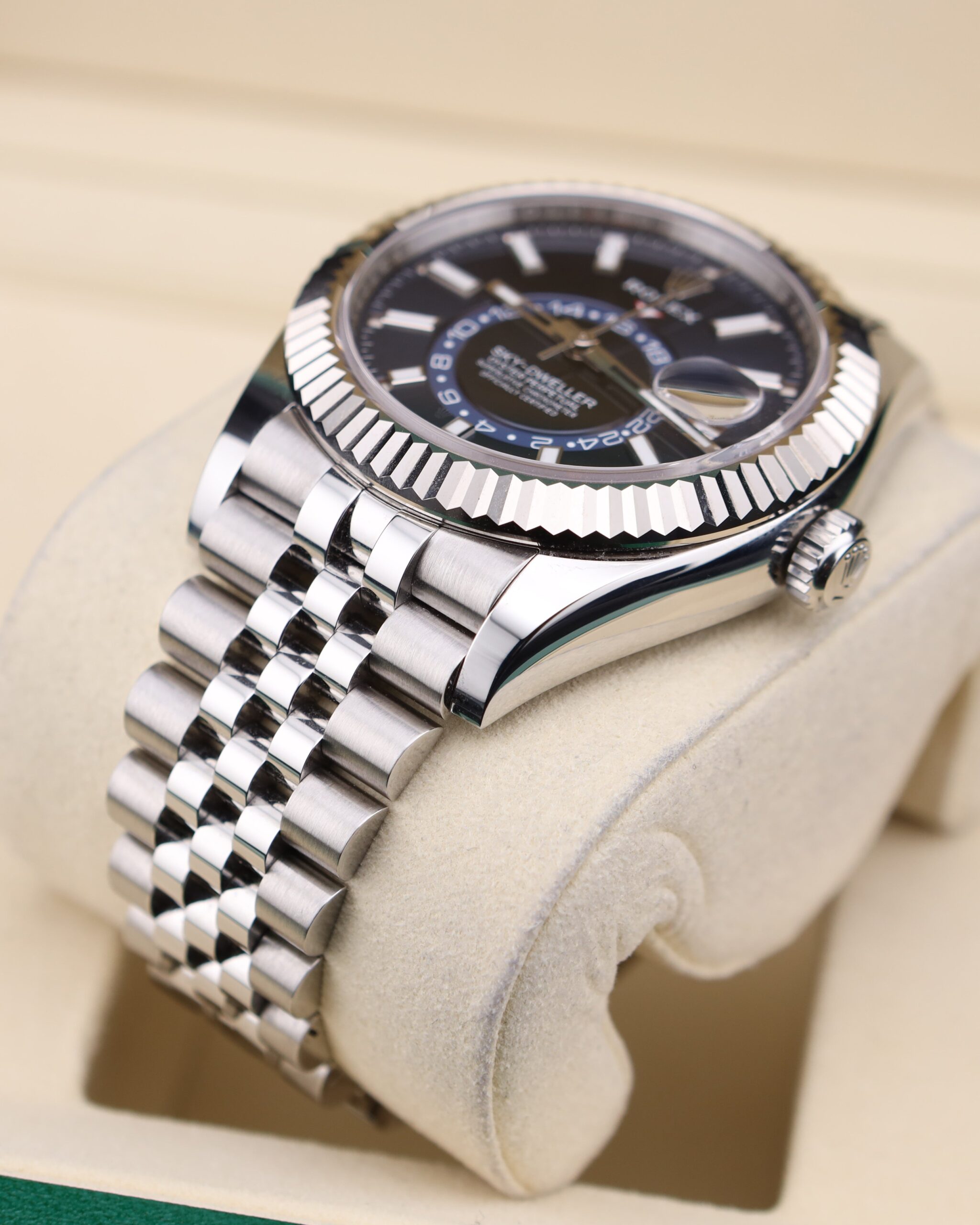 Vintage diver mechanical watch with bold dial