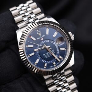 Vintage diver watch with rotating bezel