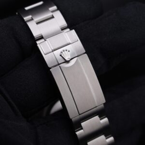 Vintage diver mechanical watch with bold dial