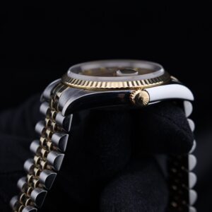 Vintage slim case men’s watch with minimalist design