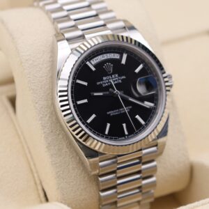 Vintage diver mechanical watch with bold dial