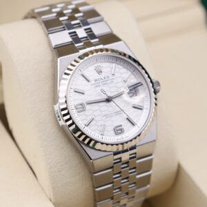 Vintage diver mechanical watch with bold dial