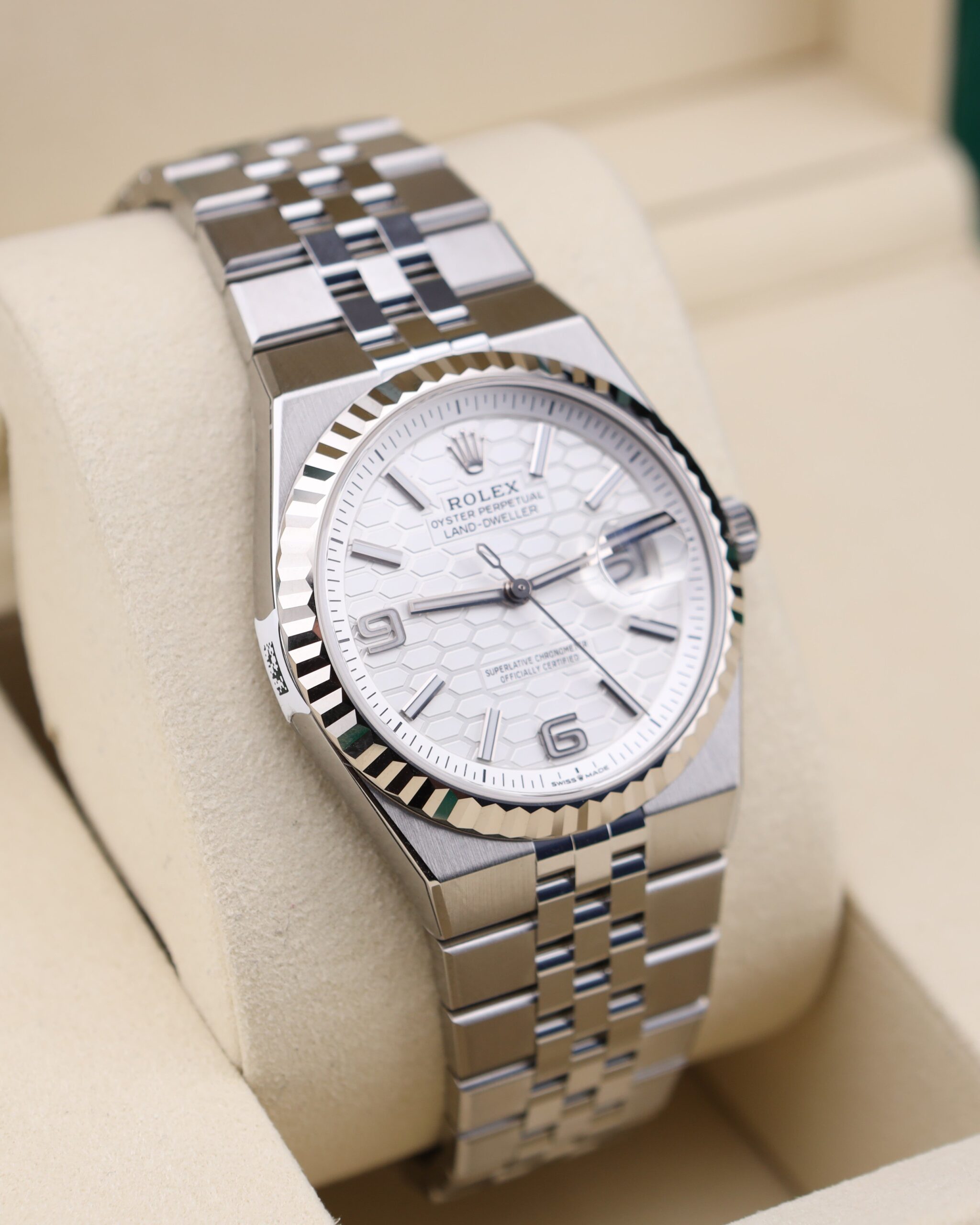 Vintage diver mechanical watch with bold dial