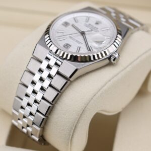 Vintage slim case men's watch profile