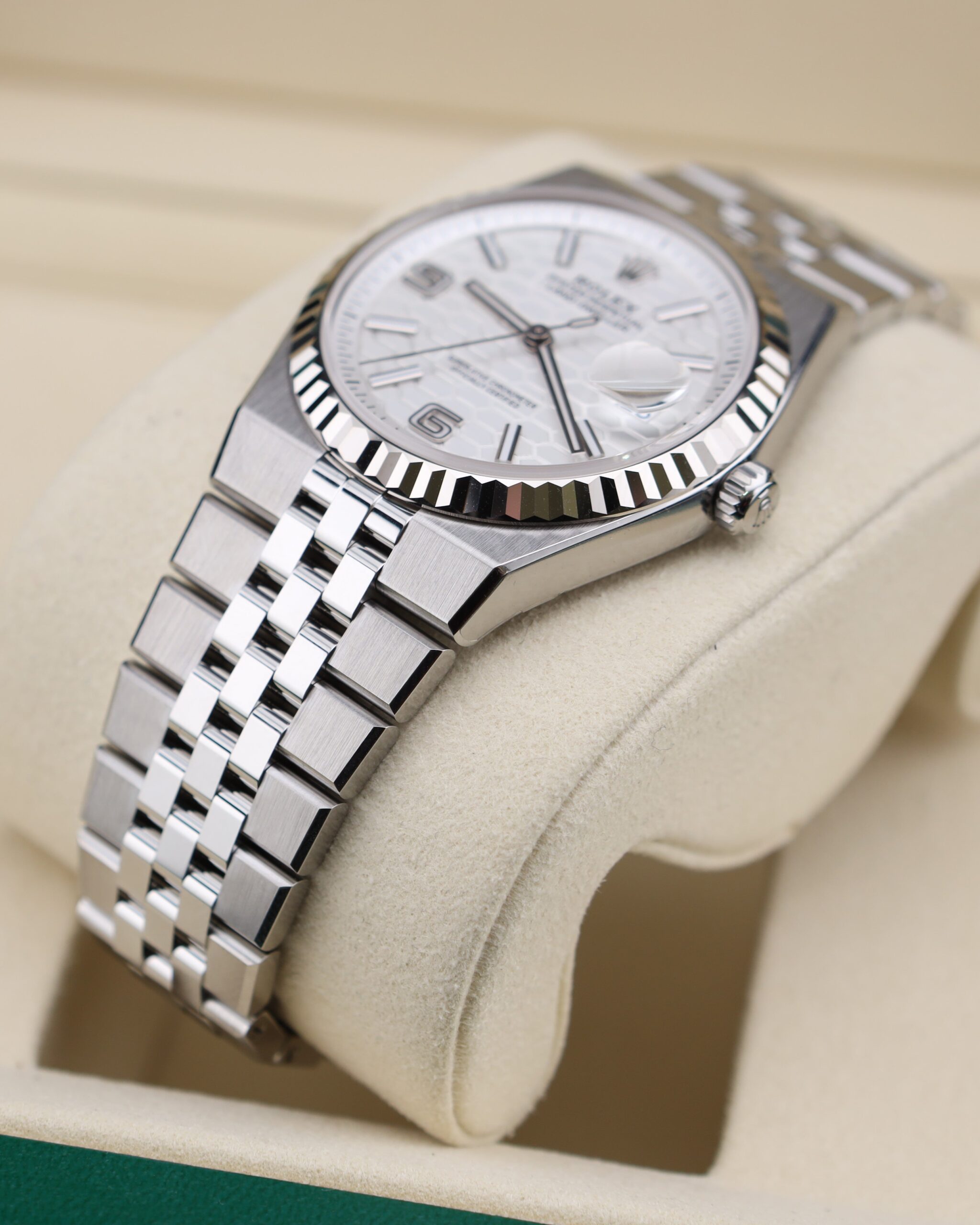 Vintage slim case men's watch profile