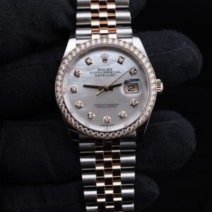 Pre-owned ladies watch displaying elegant dial design