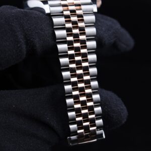 Pre-owned ladies watch with polished metal bracelet