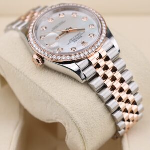 Vintage gold tone women’s wristwatch