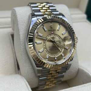 Luxury automatic watch with champagne dial