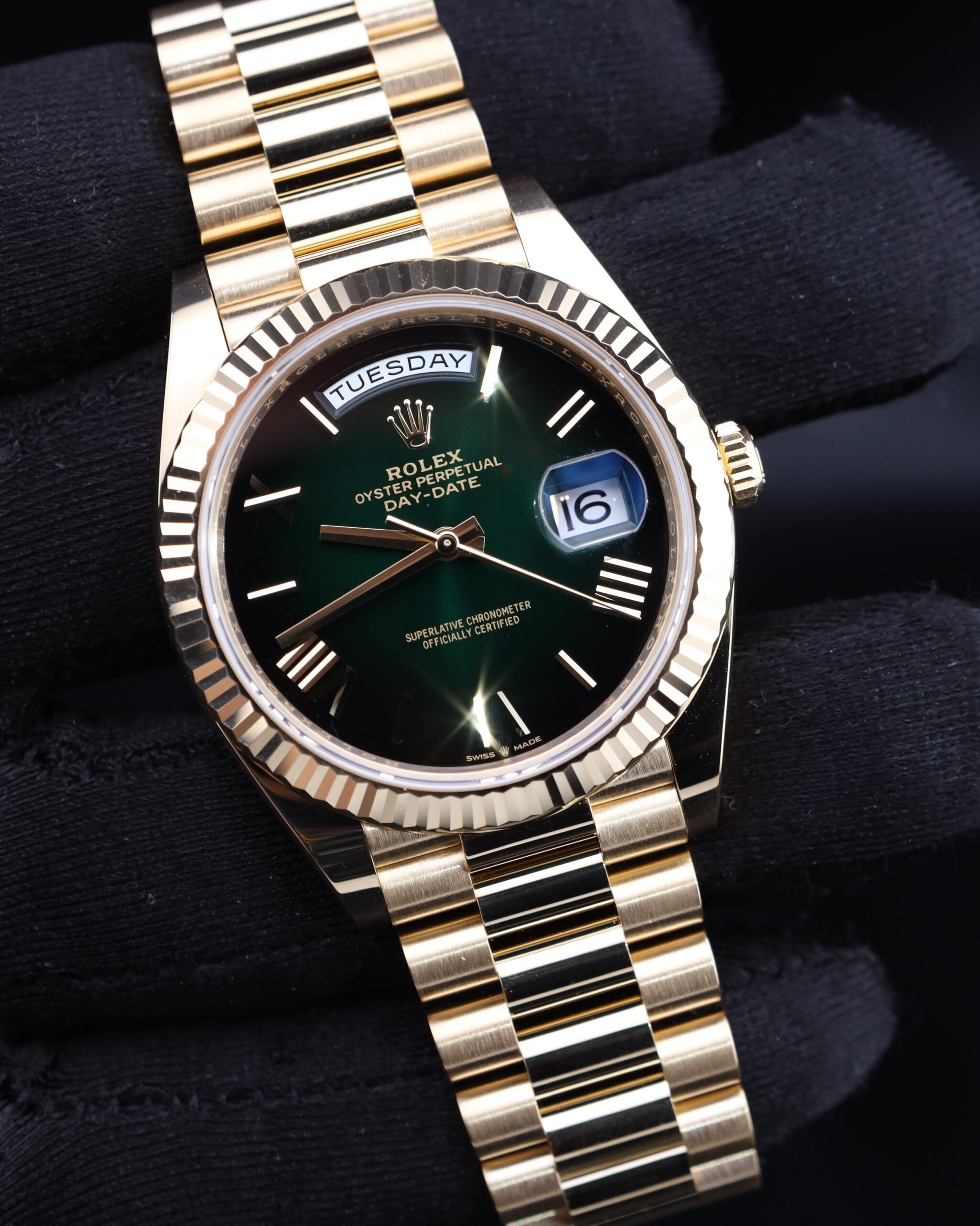 Vintage diver mechanical watch with green dial